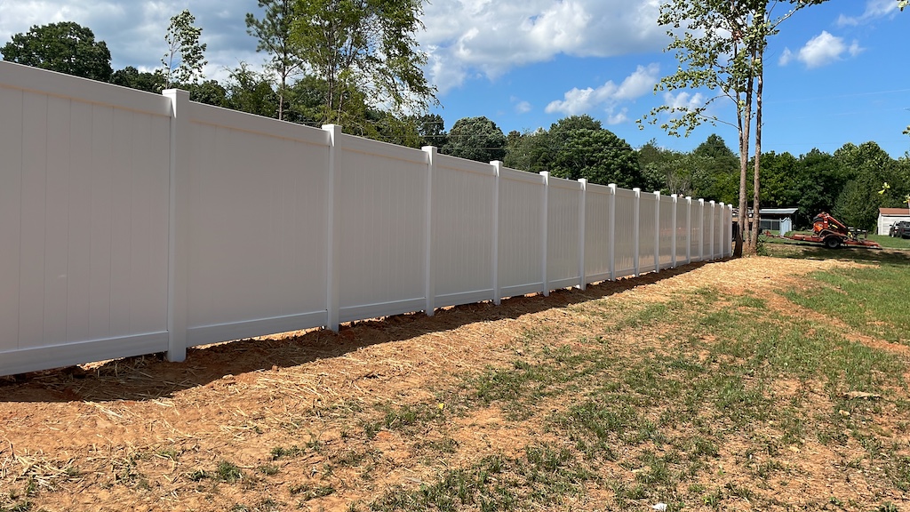 privacy vinyl fence 6' high.